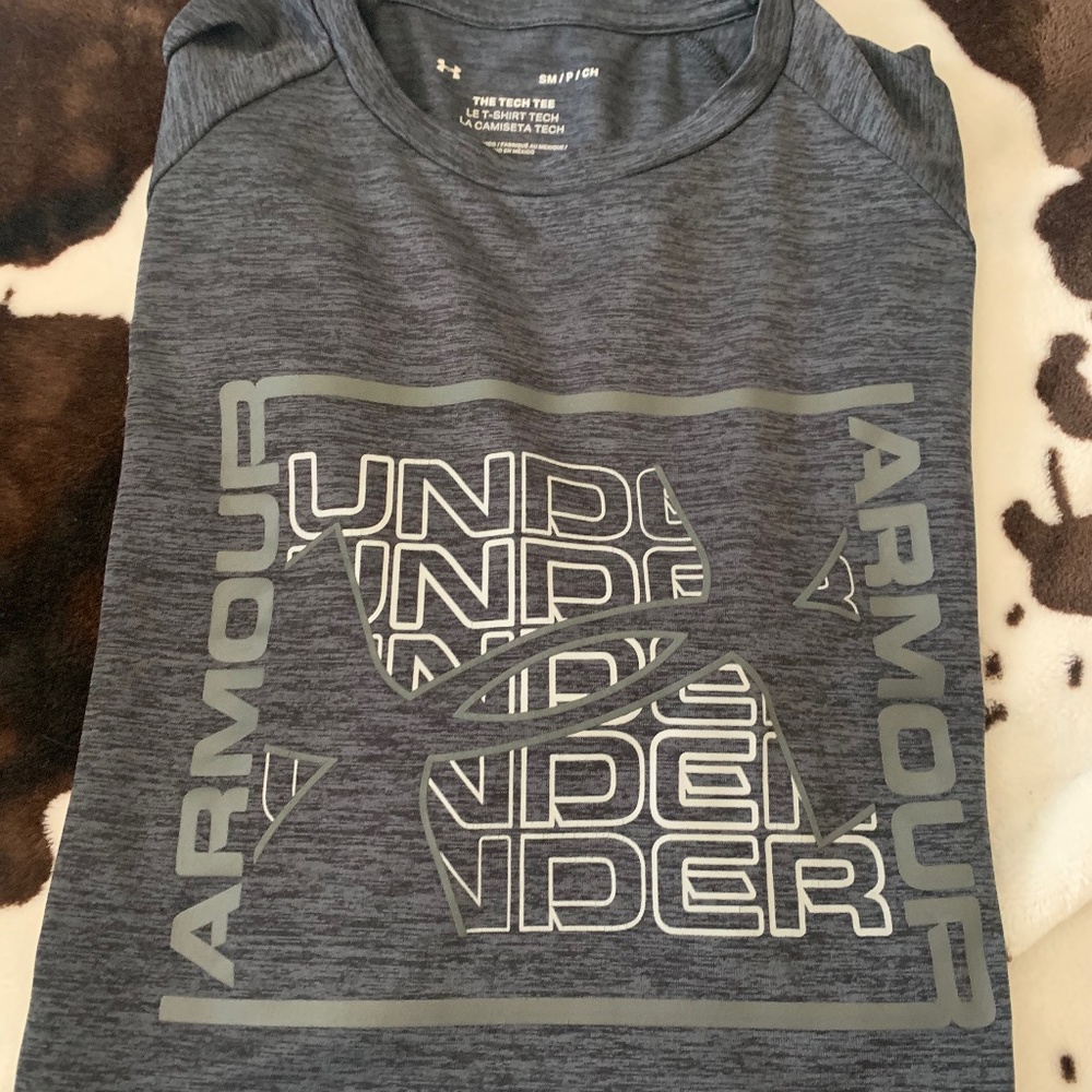 Men’s size small under armour tee